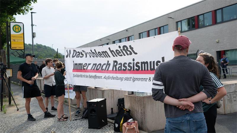 Bewährungsstrafe für Zschäpe-Freundin Susann E. Vor der Urteilsverkündung gegen Susann E. demonstrierten etwa zwei Dutzend Menschen gegen Rechtsextremismus.