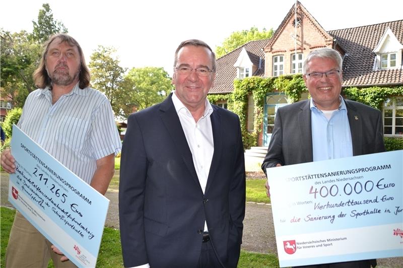 Vor der Villa von Issendorff in Himmelpforten überreichte der Innen- und Sportminister von Niedersachsen Boris Pistorius symbolische Schecks zur Sportstättenförderung an Himmelpfortens Bürgermeister Bernd Reimers (links) und Jorks Bürgermei