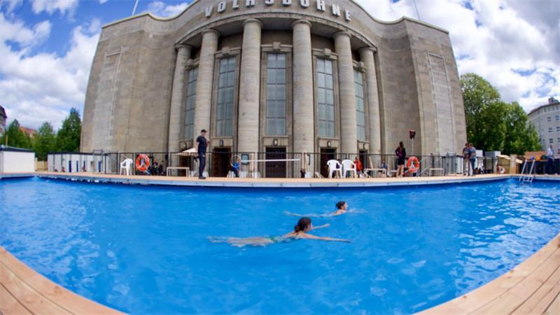 Vor der Volksbühne steht nun ein temporärer Pool.