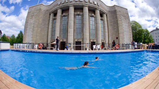 Vor der Volksbühne steht nun ein temporärer Pool.