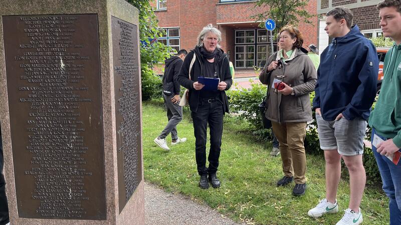 Audioguide zur Stader NS-Geschichte: Stationen erzählen von der Gewaltherrschaft Vor der Wilhadi-Kirche erinnern Stelen an die Opfer der NS-Gewaltherrschaft, Michael Quelle gibt Auskunft (links).