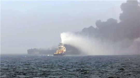 Vor der britischen Küste sind ein Öltanker und ein Frachtschiff zusammengestoßen.