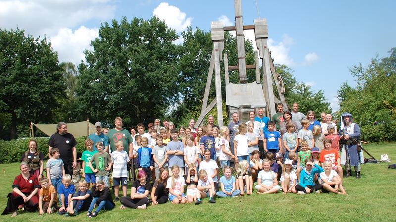Nach 10 Jahren Pause: So lief das Zeltlager für Kinder auf dem Beekhoff Vor der imposanten Kulisse der Blide: Kinder, Organisatoren und Akteure im Zeltlager auf dem Beekhoff.