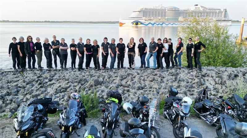 Stader Landfrauen: Biker-Bienen im Fernsehen mit Profi-Koch Tim Mälzer Vor der malerischen Kulisse der Aida auf der Elbe: die Biker-Bienen am Lühe-Anleger.