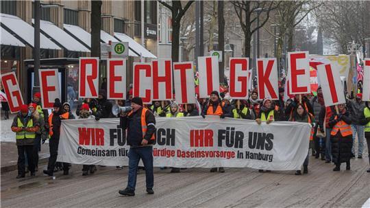 Vor der nächsten Verhandlungsrunde für den öffentlichen Dienst der Länder erhöhen die Gewerkschaften den Druck. (Archivbild)