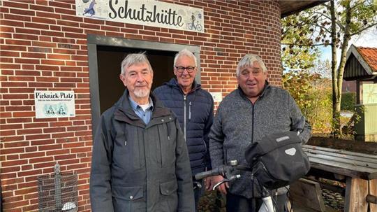 Vor der neuen Fahrradschutzhütte Wangersen (von links): Dr. Hans-Martin Kallenberger (Windkraftstiftung Ahlerstedt) mit Hannes Brinkmann und Werner Arndt von der „Jungrentnergang“.