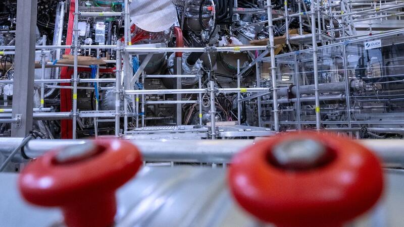Vor der neuerlichen Experimentierphase wurden 20.000 Arbeitsstunden in die Wartung und Verbesserung der Experimentieranlage „Wendelstein 7-X“ gesteckt.