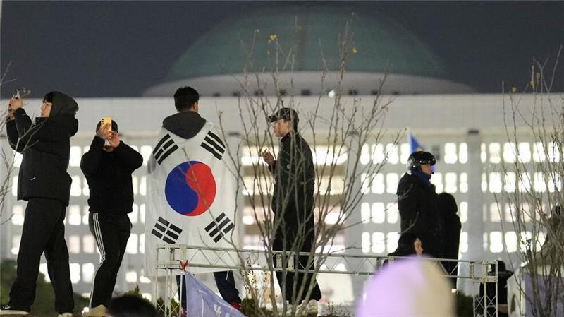 Bericht: Mehrere Minister in Südkorea wollen zurücktreten Vor der südkoreanischen Nationalversammlung versammelten sich Tausende Demonstranten.