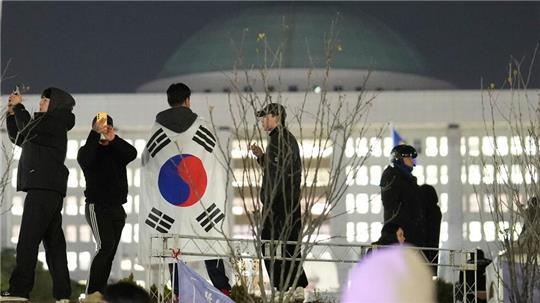 Vor der südkoreanischen Nationalversammlung versammelten sich Tausende Demonstranten.