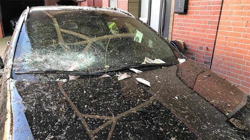 Nach Tornado im Kreis Stade: Zwei Familien berichten von Verwüstungen Vor drei Wochen gekauft, jetzt womöglich Totalschaden: eines der beiden auf dem Hof geparkten Fahrzeuge.