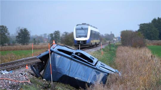 Vor drei Wochen starb eine Mutter in Mulsum im Kreis Cuxhaven, als ihr Wagen von einem Zug der EVB erfasst worden war.
