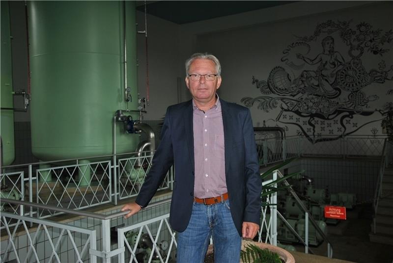 Vor einem Druckwindkessel und Reinwasserpumpen: Geschäftsführer Fred Carl in der Pumpenhalle im Wasserwerk in Dollern. Foto Lohmann