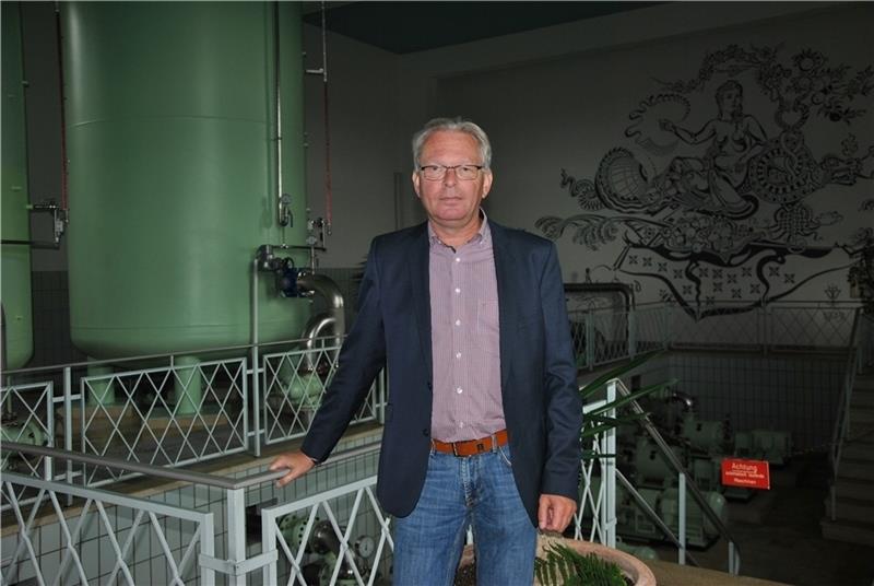 „Wasserknappheit gibt es bei uns nicht, es ist immer genug da“ Vor einem Druckwindkessel und Reinwasserpumpen: Geschäftsführer Fred Carl in der Pumpenhalle im Wasserwerk in Dollern. Foto Lohmann