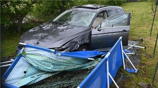 Vor einem Garten-Pool endete in Berne die Fahrt einer 29-Jährigen, die ohne Führerschein unterwegs war.