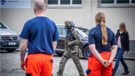 Vor einem Jahr: Nach Stunden der Unsicherheit durften die Schüler in Begleitung von schwer geschützten Einheiten der Polizei das Schulgebäude verlassen. Foto: Arnd Hartmann