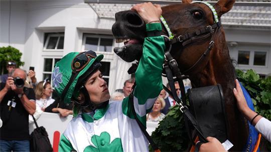 Vor einem Jahr gewinnt Nina Baltromei mit Hochkönig als erste Frau im Sattel das deutsche Galopp-Derby. (Archivbild)