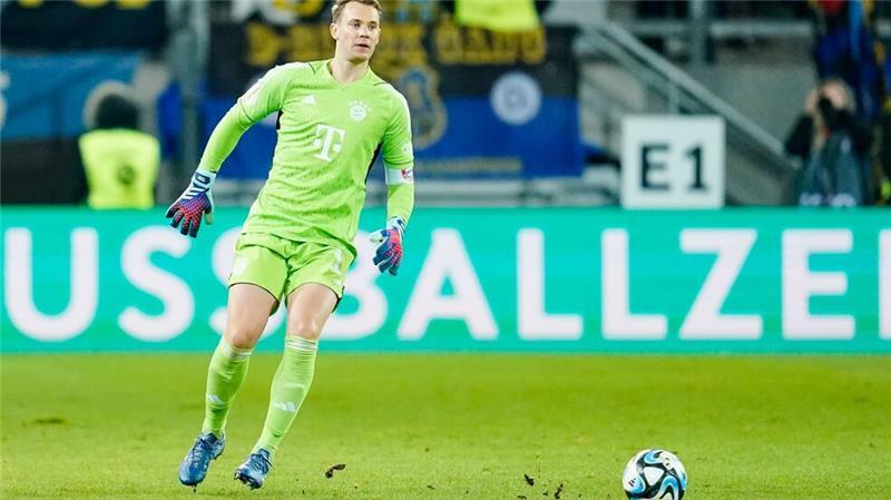 Vor einem Jahr strauchelten die Bayern, hier Manuel Neuer am Ball, auf dem vom Regen aufgeweichten Rasen in Saarbrücken. 
