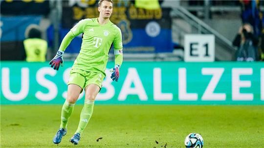 Vor einem Jahr strauchelten die Bayern, hier Manuel Neuer am Ball, auf dem vom Regen aufgeweichten Rasen in Saarbrücken. 