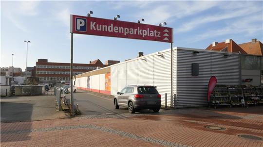 Vor einem Supermarkt in Eckernförde ist ein Streit so eskaliert, dass ein 15-Jähriger gestorben ist. Nun hat die Staatsanwaltschaft eine Belohnung ausgelobt. 