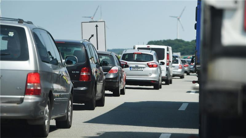 Herbstferien und Köhlbrandbrücke ist dicht: Hier drohen Staus Vor einem gesperrten Teilstück der Ostseeautobahn A20 bei Langsdorf hat sich ein Stau gebildet.