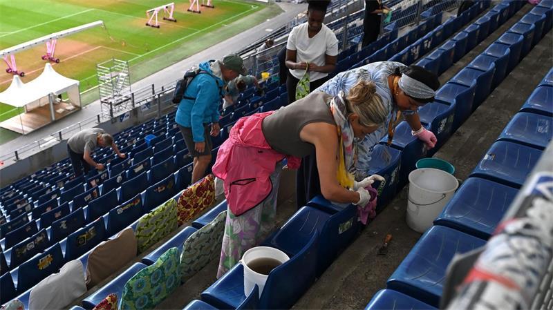 Vor einem großen Kongress der Zeugen Jehovas in Hamburg putzen Freiwillige das Volksparkstadion.