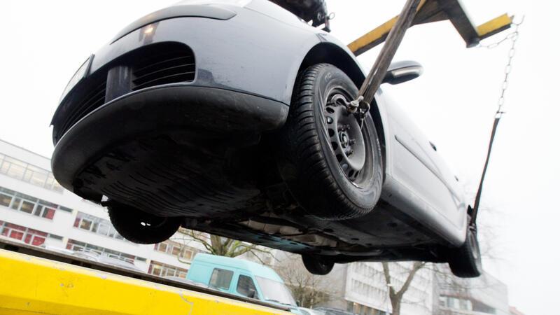 Vor einem längeren Urlaub geht man besser sicher, dass der Wagen nicht von einem mobilen Halteverbot etwa wegen einer Baustelle oder eines Umzugs betroffen werden kann.