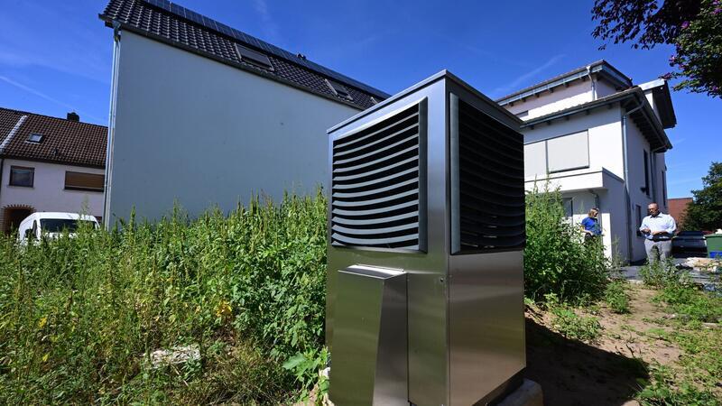 2023 wurden so viele Heizungen verkauft wie noch nie Vor einem neu gebauten Wohngebäude ist im Garten eine Wärmepumpe zum Heizen des Gebäudes in Betrieb.