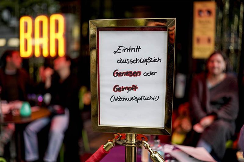 DGB sieht 2-G-Optionsmodell kritisch Vor einer Bar im Hamburger Stadtteil St. Georg steht ein Hinweisschild, welches auf den Einlass nach der 2G-Regel hinweist. Foto: Axel Heimken/dpa