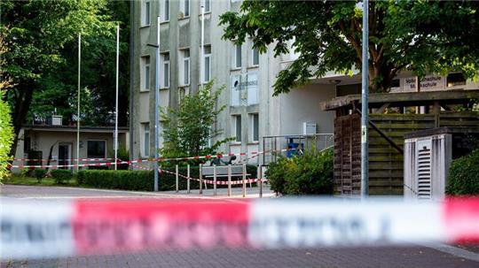 Vor einer Volkshochschule wird ein Dozent niedergestochen. Nun wird nach der Tatwaffe gesucht.