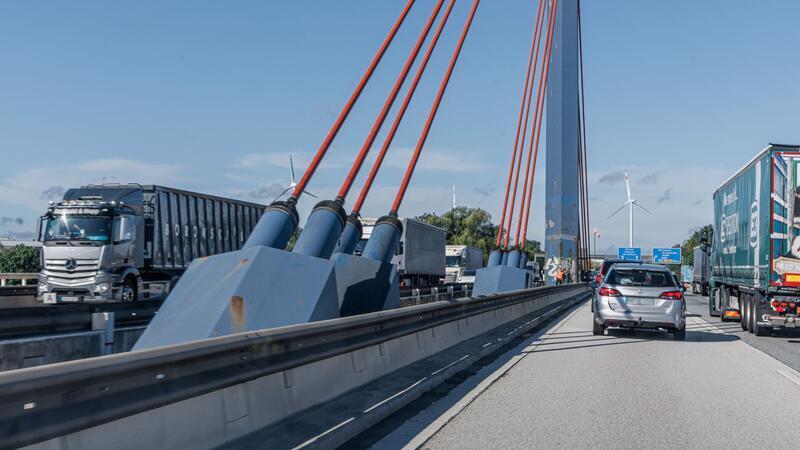 A1-Vollsperrung am Mittwoch: Asphaltschaden auf Norderelbbrücke Vor einer Vollsperrung am Wochenende müssen Autofahrer Richtung Lübeck/Berlin bereits am Mittwoch mit Behinderungen auf der Norderelbbrücke rechnen. (Archivbild)