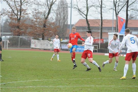Vor einer Woche feierte Martin Sattler (links) sein erfolgreiches Comeback in der Drochterser Regionalligamannschaft. Diesmal half er bei D/A II aus und schoss zwei Tore gegen den VfL Güldenstern Stade.