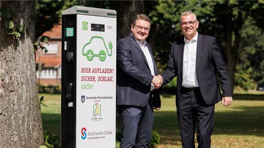 Vor einer der fünf neuen Ladesäulen: Samtgemeindebürgermeister Holger Falcke (links) mit Christoph Born, Geschäftsführer der Stadtwerke Stade.