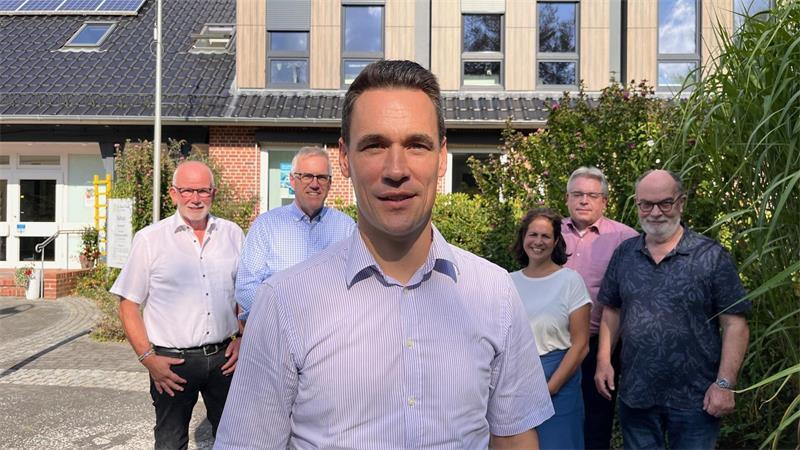 Aufschlag Reichert: Er ist der Kandidat fürs Himmelpfortener Rathaus Vor etwa einem Jahr hatten die Vertreter aus der Politik die Kandidatur von Matthias Reichert (vorne) für das Amt des Samtgemeindebürgermeisters verkündet.