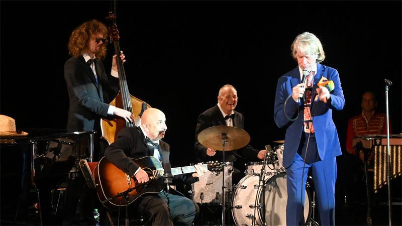 Vor fast ausverkauftem Haus präsentiert Helge Schneider am Sonnabend seine altbewährte Mischung aus Musik und Klamauk im Stadeum.