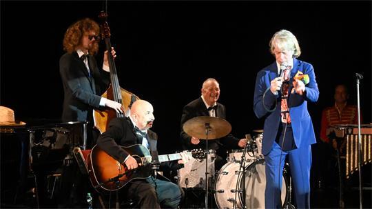 Vor fast ausverkauftem Haus präsentiert Helge Schneider am Sonnabend seine altbewährte Mischung aus Musik und Klamauk im Stadeum.