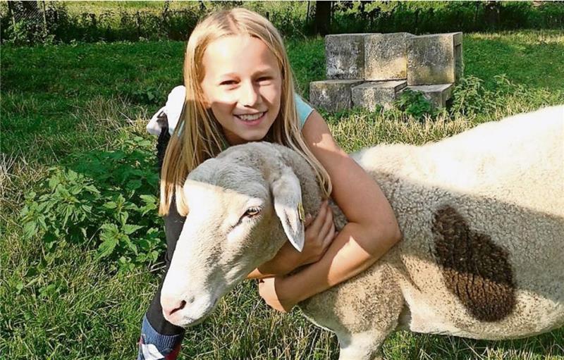Vor fünf Jahren bekamen Mia (im Bild) und ihr Bruder Timon Blendermann ein ganz besonderes Haustier: Ein verschmustes Schaf mit einem braunenFleck an der Seite. Foto: Hanke