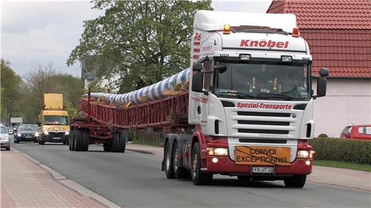 Vor fünf Jahren wurde Maibaum Nummer sieben angeliefert. Diesmal wird der Transport ähnlich verlaufen. Foto: Archiv
