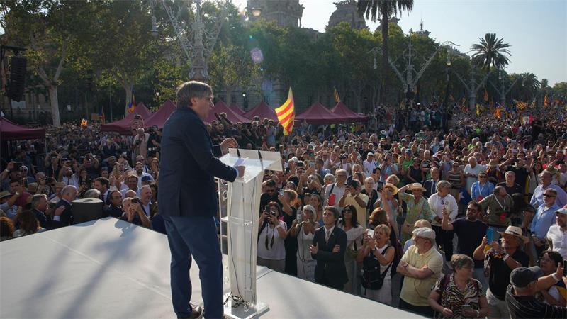 Vor gut zwei Jahren tauchte Puigdemont überraschend trotz Haftbefehl zu einem Kurzauftritt in Barcelona auf. 