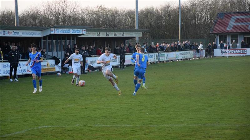 Klares 0:3 für die JFV-U19 gegen Eintracht Braunschweig Vor guter Zuschauerkulisse sorgten Lennard Schnurpfeil (m Ball) und Eren Badur (im Hintergrund) für offensive Akzente. Ein Torerfolg blieb ihnen allerdings versagt. Foto: Kurth