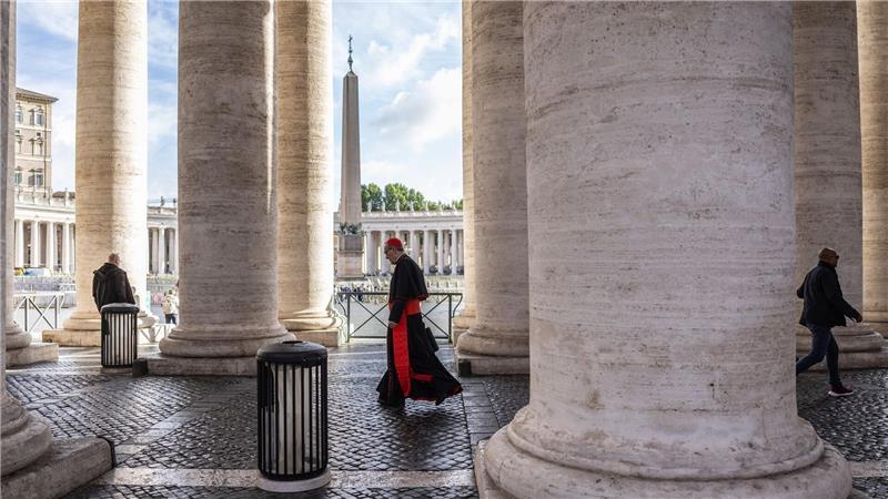 Friedensappell vor Konklave zur Papstwahl Vor ihrer Isolation im Konklave können die Kardinäle sich am Montag noch einmal frei bewegen.