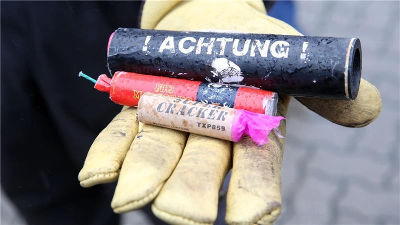 Kurz vor Silvester: Ansturm auf Böller und Raketen Vor illegalem Feuerwerk wird gewarnt, die Verletzungsgefahr ist groß. (Archivbild)