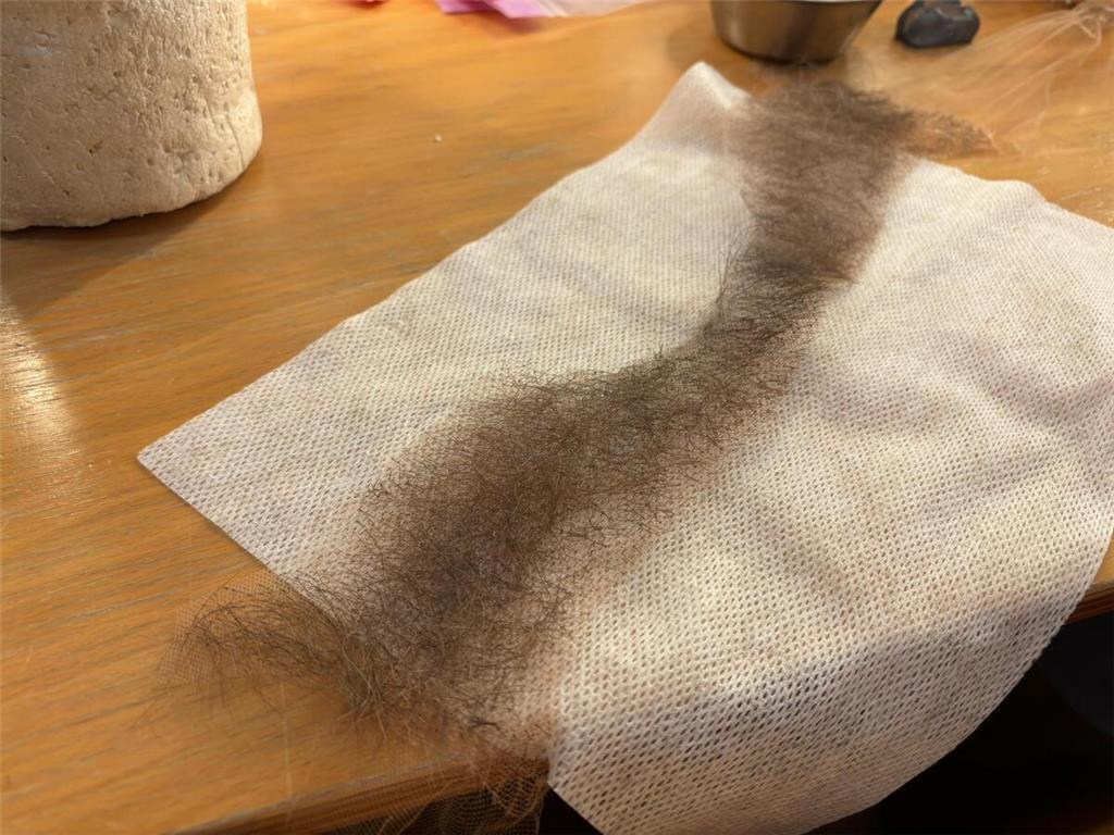 Vor jeder Aufführung bekommt Charlie einen künstlichen Bart aufgeklebt.