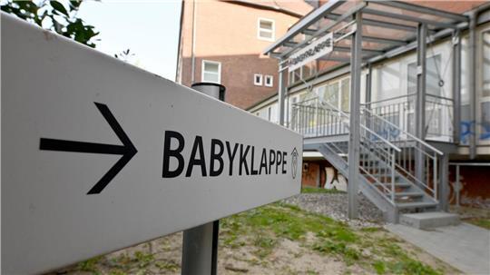 Vor knapp 26 Jahren wurde die erste Babyklappe in Schleswig-Holstein eröffnet, mittlerweile gibt es fünf von ihnen im nördlichsten Bundesland. (Archivbild)