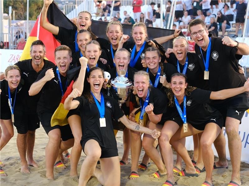 Vor kurzem feierte das DHB-Team um BSV-Handballerin Liv Süchting (2. Reihe von vorne, 4. von links) den WM-Titel auf Kreta. Fotos: Nikoleit (2) / Sport1