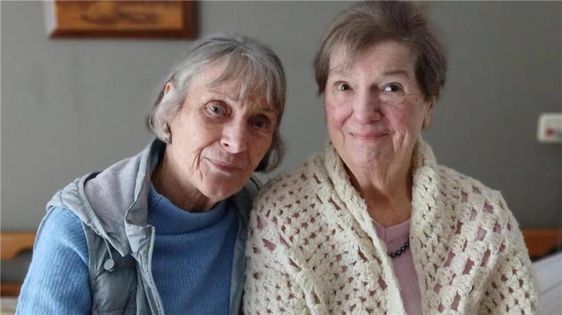 Vor kurzem hat Hella Blohm (links) ihr Freundin Ute, die inzwischen in einem Seniorenheim in Bruchhausen-Vilsen wohnt, besucht. „Wir haben wieder viel zusammen gelacht", sagt die 78-Jährige.