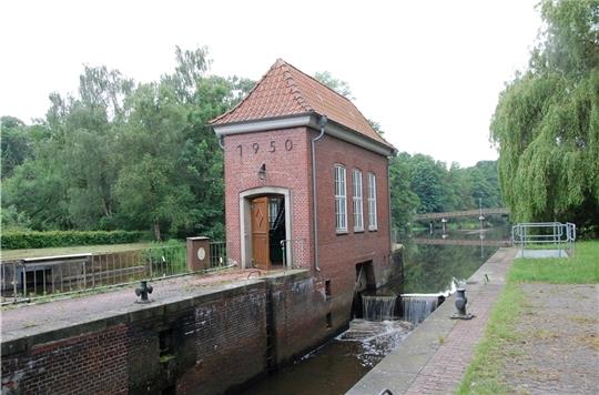 Vor mehr als 60 Jahren wurden das Ostewehr und das Schleusenhaus in Bremervörde gebaut. Ob sie erhalten bleiben, wird von den geplanten Maßnahmen des NLWKN abhängen. Foto Klöfkorn