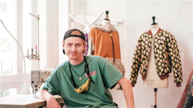 Niederländer erfindet besondere Winterjacke für Obdachlose Vor mehr als zehn Jahren hat Bas Timmer eine Winterjacke mit integriertem Schlafsack erfunden. Sie werden bis heute nur an Obdachlose und Bedürftige herausgegeben.