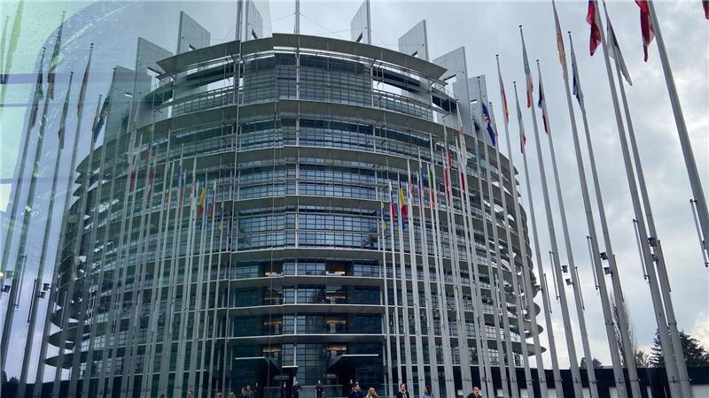 Behörden werfen Huawei Bestechung im EU-Parlament vor Vor rund zwei Jahren erschütterten Ermittlungen zu Korruption, Geldwäsche und versuchter Einflussnahme eines Golfstaats das Europaparlament.