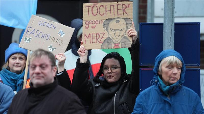 Merz nun Pate eines Seehundes Vor seinem Besuch gibt es Proteste.