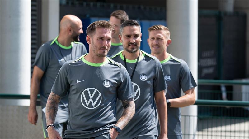 Vor seinem Zweitliga-Debüt: Wolfsburgs neuer Trainer Tobias Strobl (vorne). (Archivbild)